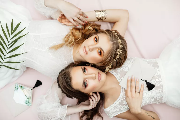 Studio makijażu w Szczecinie - eleganckie wnętrze z lustrem do makijażu, krzesłami i profesjonalnym oświetleniem