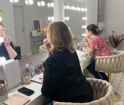 Kurs makijażu w Szczecinie - uczestniczka podczas nauki technik makijażu pod okiem instruktorki