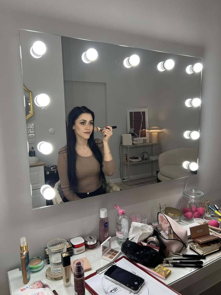 Kurs makijażu w Szczecinie - uczestniczka podczas nauki technik makijażu w studio Agaty Maślak