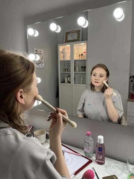 Nauka makijażu dziennego w studio Szczecin - techniki przygotowania skóry i aplikacji podkładu