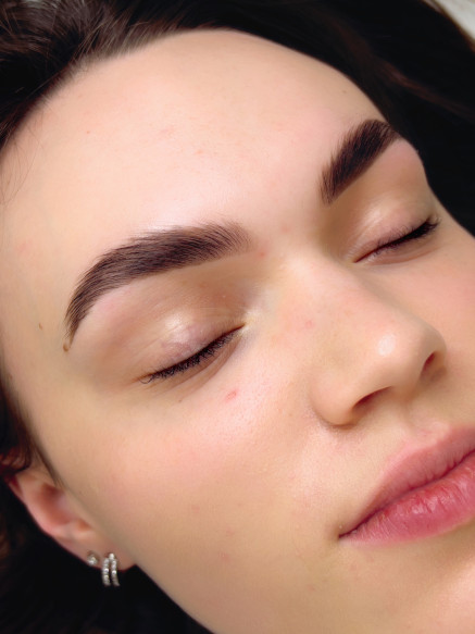 Korzyści z laminacji brwi - naturalny efekt brwi po zabiegu w Szczecinie