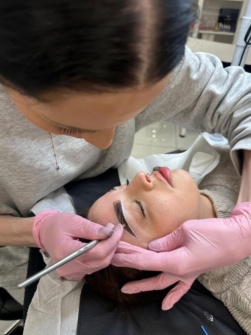 Laminacja brwi w Szczecinie - efekt zabiegu przed i po w studio Agaty Maślak