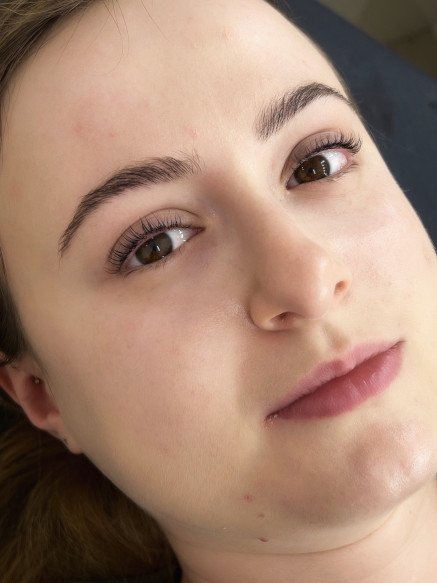 Korzyści z liftingu rzęs - naturalne podkręcone rzęsy po zabiegu w Szczecinie