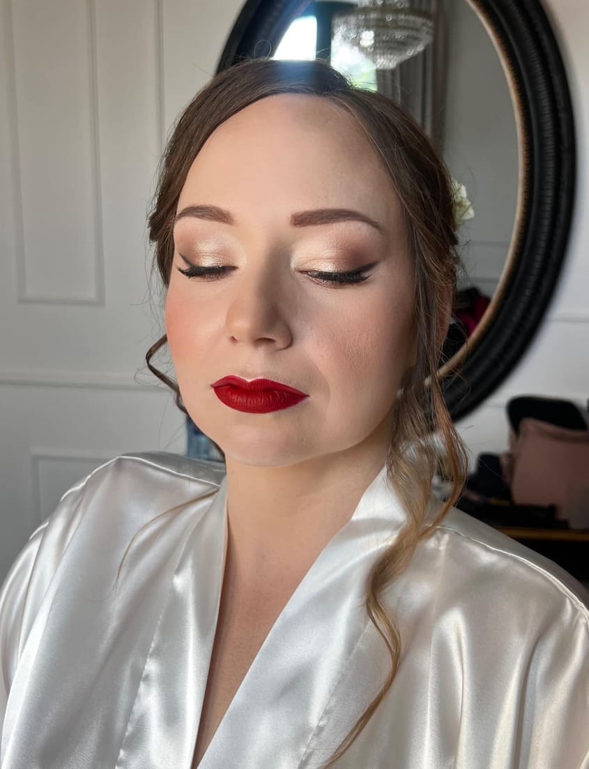 Korzyści makijażu ślubnego z dojazdem - wygoda i komfort w dniu ślubu